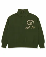 Sweater tejido de algodón en color verde oscuro, con cuello alto y cierre frontal parcial. Presenta un diseño de letra R bordada en color beige en el frente.