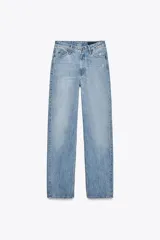 Jeans de tiro alto con corte recto y efecto lavado. Cuenta con cinco bolsillos, trabillas en la cintura y cierre frontal con cremallera y botón.