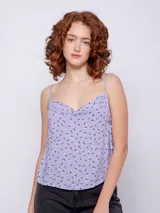 Top lila con estampado floral, de breteles finos y corte crop.