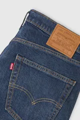Short de denim azul de corte estándar, tiro medio y diseño clásico de cinco bolsillos.