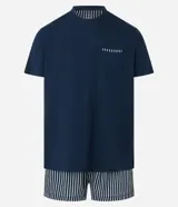 Pijama corto masculino confeccionado en mezcla de algodón, viscosa y elastano. Incluye una remera de manga corta, cuello redondo y bolsillo frontal con detalle listrado, combinada con un short de rayas finas y cintura elástica.