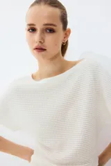 Top blanco de tejido de punto con textura waffle, escote bote y mangas cortas de diseño murciélago.