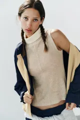 Camiseta combinada de algodón en color beige melange, sin mangas y con cuello subido en color blanco rotundo.