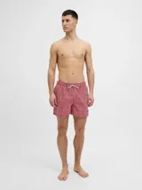 Short de baño Jack & Jones con diseño de rayas verticales rojas y blancas, estampado con pequeños veleros oscuros. Cuenta con cintura elástica con cordón ajustable, bolsillos laterales y un bolsillo trasero.