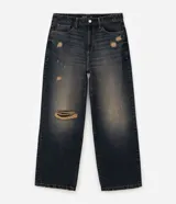 Pantalón de jean Blue Steel con corte super baggy, de tiro alto y pierna ancha. Presenta un lavado azul oscuro con efecto dirty y estonado, además de detalles destroyed y rasgos localizados en las rodillas y muslos.