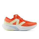 Championes de running New Balance Rebel v4, color naranja con detalles en blanco y amarillo. Confeccionados con espuma FuelCell para ofrecer propulsión y velocidad.