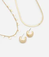Conjunto de collar y aros dorados. El collar tiene dos cadenas, una con colgantes de corazón y otra tipo espiga. Los aros son tipo argolla gruesa.
