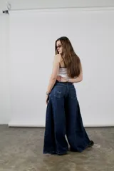 Jean ancho azul de tiro alto, confeccionado en denim, con diseño amplio y cómodo.