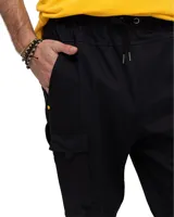 Pantalon cargo de corte jogger, color negro, con cintura elástica ajustable mediante cordón, bolsillos laterales tipo cargo y puños elásticos en los tobillos.