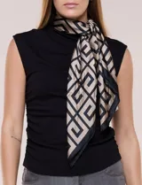 Pañuelo satinado Jessica Mc Clintock con diseño geométrico en tonos negro y beige. Incluye un broche metálico circular con aplique central para ajustar el drapeado.