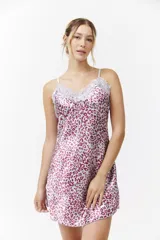Camisón corto de satén con estampado animal print tipo leopardo en tonos bordó y blanco. Presenta escote en V con detalle de encaje y tirantes finos regulables.