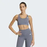 Top deportivo Adidas de soporte medio, color gris, con diseño racer-back y logo de la marca estampado en el frente. Confeccionado en tejido técnico transpirable con tecnología Climacool y almohadillas removibles.