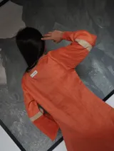 Vestido corto negro con detalles en color crema, escote en V y mangas acampanadas.