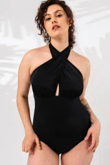 Malla entera color negro con escote halter cruzado y espalda recta. Confeccionada con tela que contiene fibra LYCRA® XTRA LIFE™.