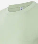 Blusa básica de manga corta y cuello redondo, confeccionada en malla rib de algodón con ajuste ceñido al cuerpo.
