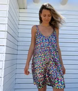 Vestido corto con breteles finos y escote en V, cubierto de lentejuelas multicolor.