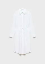 Vestido camisero blanco de popelina de algodón y lyocell, corte recto, largo midi, con cuello camisero, cierre frontal con botones y lazo a la cintura.