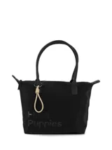 Cartera tipo tote de hombro confeccionada en poliéster reciclado engomado, color negro. Cuenta con compartimento principal con cierre de cremallera, bolsillo interior con cierre, bolsillo trasero con cierre y detalle de llavero decorativo. Presenta el logo de la marca grabado en el frente.