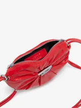 Bolso bandolera Diesel modelo Scrunch-D Heart, de color rojo y diseño en forma de corazón. Confeccionado en piel con acabado brillante y arrugado, presenta el logotipo D de metal con cristales en el centro, cierre de cremallera doble y correa ajustable.