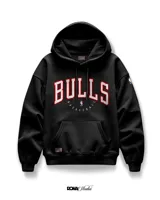 Canguro negro con capucha y puños acanalados. Estampado frontal con el logo de los Chicago Bulls en rojo y blanco.