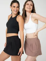 Top deportivo blanco de sujeción media con espalda cruzada, confeccionado con tecnología Aloe Vera para una textura suave y elástica.