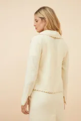 Chaqueta de lana fina sin teñir, color marrón claro, de corte recto con cuello solapa y mangas 3/4.