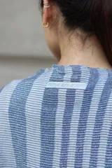 Sweater tejido de punto a rayas texturizado con lurex, color verde y azul. Cuenta con un calce oversize, mangas tres cuartos y cuello bote.