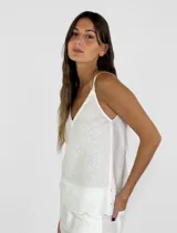 Top de lino blanco con escote en V y tirantes finos.