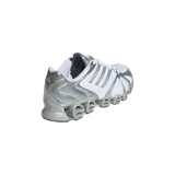 Championes Adidas Mega Ghostride, color blanco con detalles plateados, suela con amortiguación y diseño técnico.