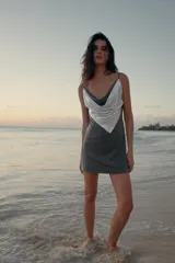 Vestido mini de escote drapeado con detalle de tejido de malla metálica a contraste en el frente. Posee tirantes finos ajustables y espalda descubierta.
