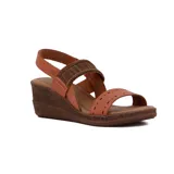 Sandalia de taco chino color marrón, con tiras de cuero con perforaciones y detalles textiles en el empeine, y tira ajustable en el talón.