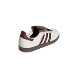 Championes Adidas Samba modelo Long Tongue, color blanco crema con detalles en bordó y suela de goma marrón. Presentan lengüeta alargada con costuras decorativas y las clásicas tres tiras en los laterales.