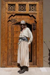 Pañuelo de seda estampado en tonos verde, celeste, marrón y lila.