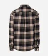 Camisa de franela para hombre, modelo comfort, con estampado de cuadros en tonos azules, blancos y negros, cuello camisero, manga larga y cierre frontal de botones.