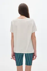 Remera color crudo de algodón lavado, con cuello redondo, manga corta y corte oversized.