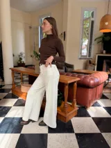 Zapato tipo zueco de cuero color chocolate con efecto desgastado, plataforma y taco cuadrado. Presenta una tira trasera ajustable con hebilla metálica.