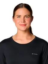 Remera de manga larga Columbia, color negro, con tecnología de protección solar UPF 50 y tejido de secado rápido con absorción de humedad. Presenta cuello redondo y puños con orificios para los pulgares.