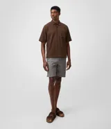 Bermuda masculina de sarga color gris, con corte recto, bolsillos funcionales delanteros y traseros, pasacintos en la cintura y cierre de botón y cremallera.