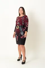 Vestido corto en jersey estampado color bordó con flores rojas y grises, de corte suelto con mangas 3/4 acampanadas y cuello redondo. Incluye cinturón ancho de cuero sintético negro con hebilla circular. 