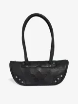 Bolso de hombro estilo bowling de Adidas, color negro con efecto desgastado, asas largas, detalles de remaches metálicos y el logo del Trifolio grabado en el frente.
