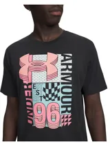 Remera de manga corta color negro con estampado gráfico frontal retro en tonos rosado y celeste que incluye el logo de la marca y el número 96.