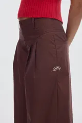 Pantalón wide leg de algodón color negro, con cintura ajustada, pinzas delanteras y bolsillos de ojal en la espalda.