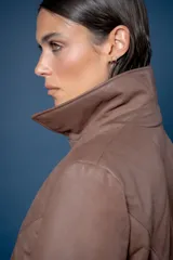 Campera de cuero azul con acabado gastado, diseño acolchado con costuras en forma de rombos, cierre frontal completo y bolsillos laterales.