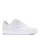 Championes Under Armour de estilo urbano, color blanco con detalles en celeste claro. Presentan una parte superior de cuero sintético, cierre con cordones y suela de goma estable.