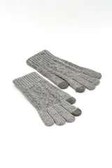Guantes de punto color gris con diseño trenzado y detalles en las yemas de los dedos.