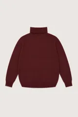 Polera de punto color bordó con cuello alto, diseño de corte holgado y ruedo asimétrico con detalle de costura frontal.