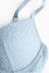 Soutien super push-up con aros, copas superacolchadas y breteles ajustables. Confeccionado en encaje floral, color celeste claro. Cierre de corchetes en la espalda.