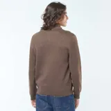 Sweater de punto marrón, con cuello alto y cierre frontal parcial con cremallera metálica. Presenta un tejido con textura sutil y puños y ruedo acanalados.