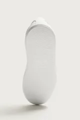 Zapatilla urbana monocolor blanca con cordones al tono, diseño de parte superior lisa y suela con volumen.