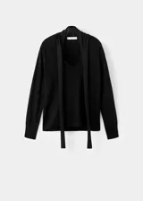 Jersey de punto fino color negro, con cuello en pico y detalle de fular integrado en el escote. Presenta un diseño recto y mangas largas.